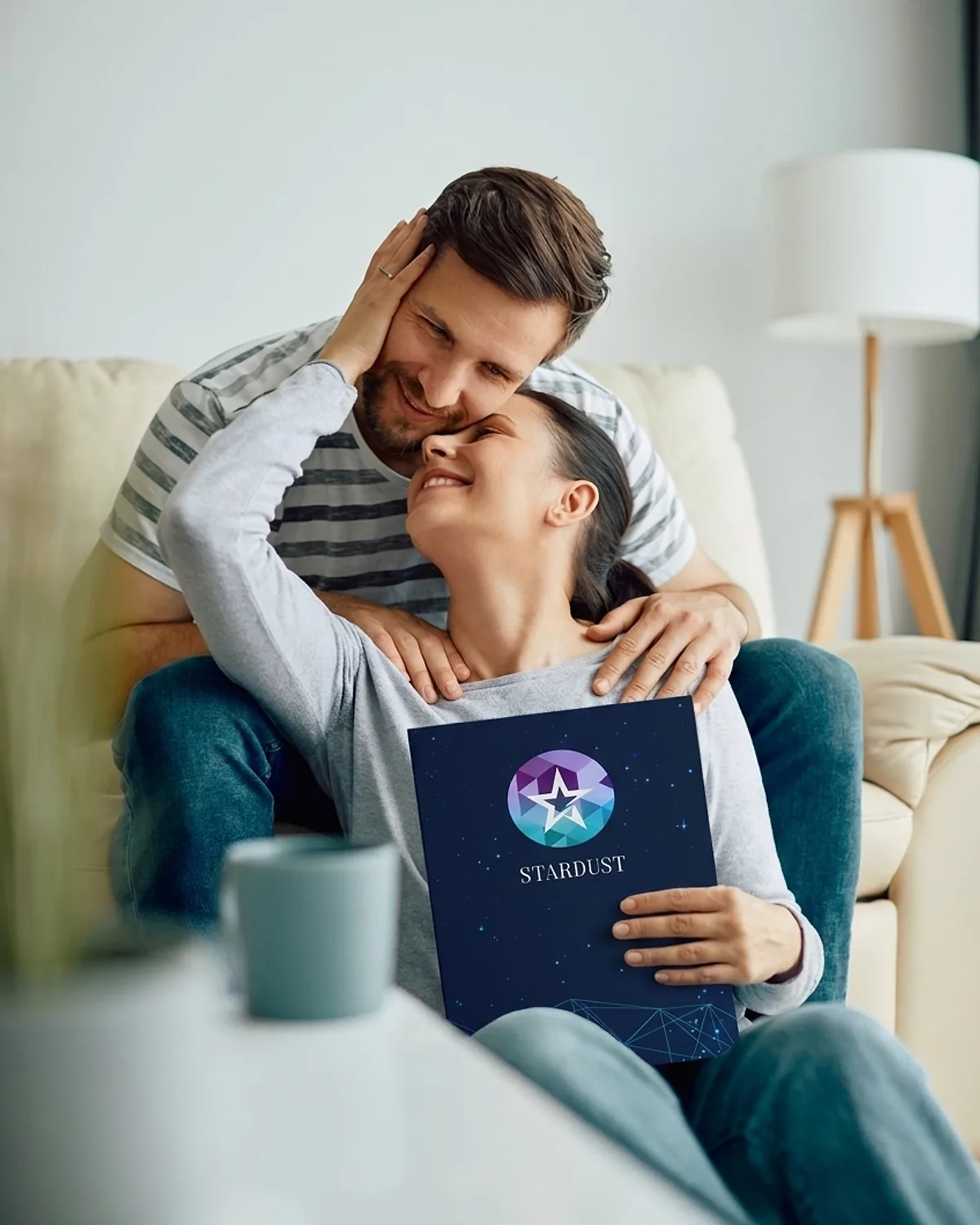 Glückliches Paar mit der Stardust-Sternmappe auf dem Sofa