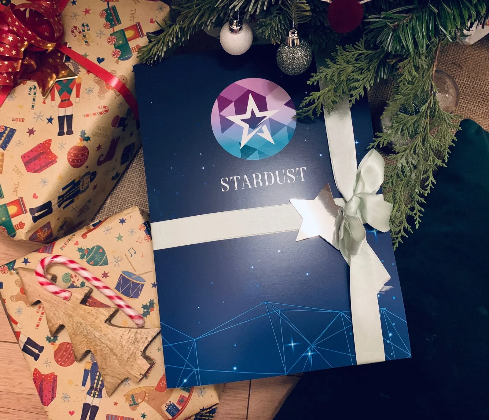 Stardust-Sternmappe als Geschenk unter dem Weihnachtsbaum